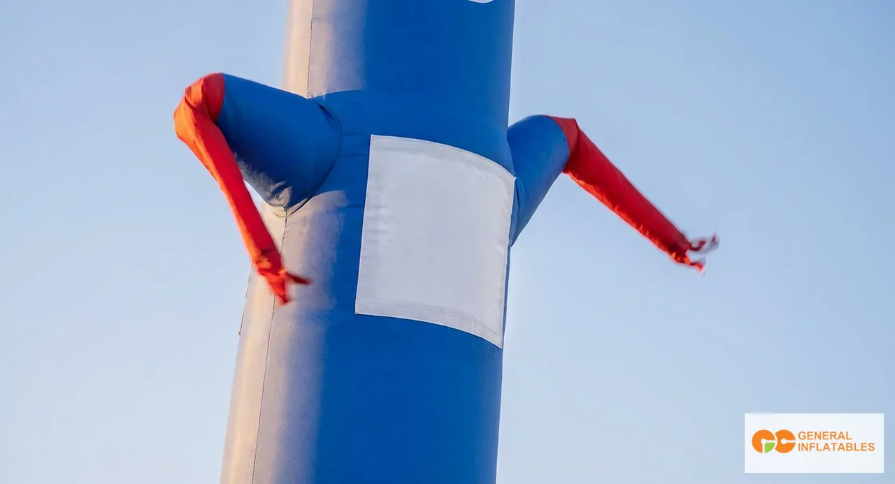 Primer plano exterior de un air dancer comercial alto con branding en colores sólidos llamativos en la sección media del torso, desplegado en el escaparate de un comercio