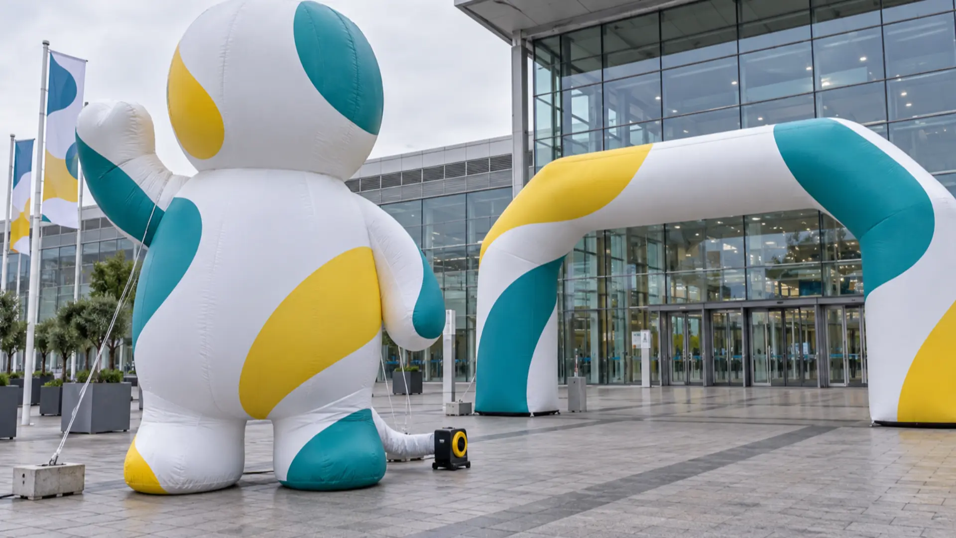 figura publicitaria inflable con forma personalizada y arco inflable impreso en un centro de exposiciones europeo
